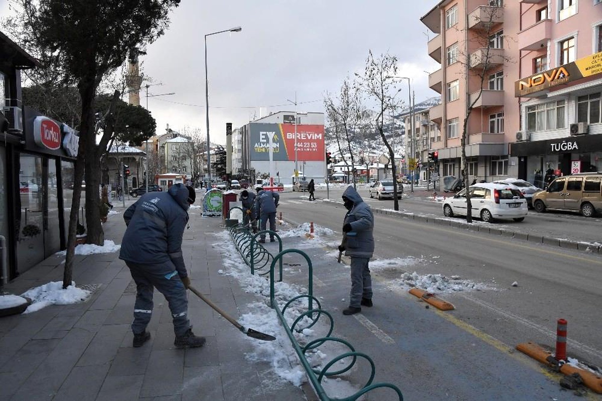 Isparta\'da yollarda don olayına karşın tuzlama ve solüsyon çalışmaları yapıldı