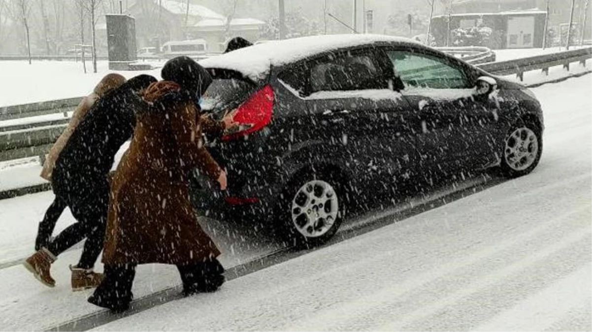 İstanbul\'u etkisi altına alan kar, eziyete dönüştü! Trafik yoğunluğu %70\'i geçti