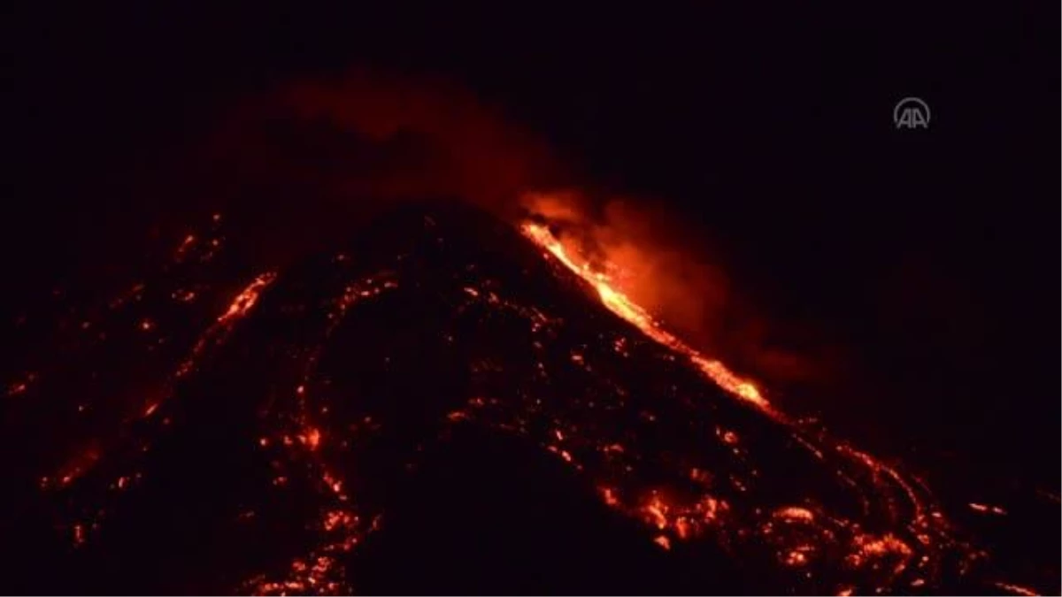 İtalya\'da Etna yanardağı yeniden faaliyete geçti