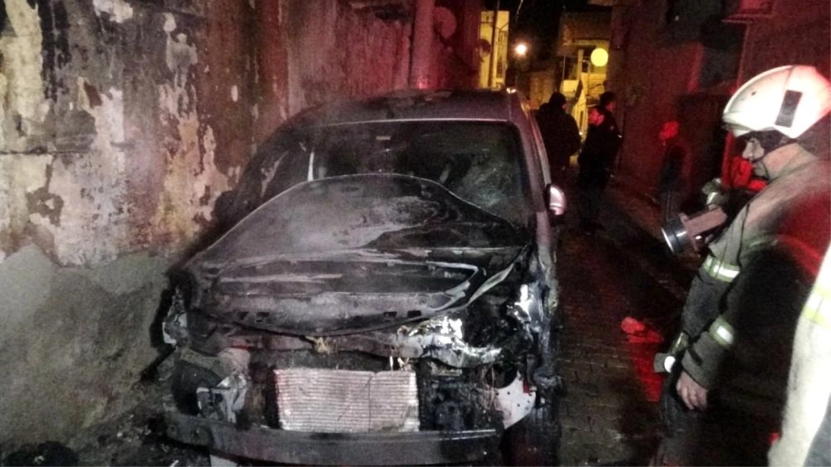 İzmir\'de yangın paniği: 2 otomobil ve 1 iş yeri yandı