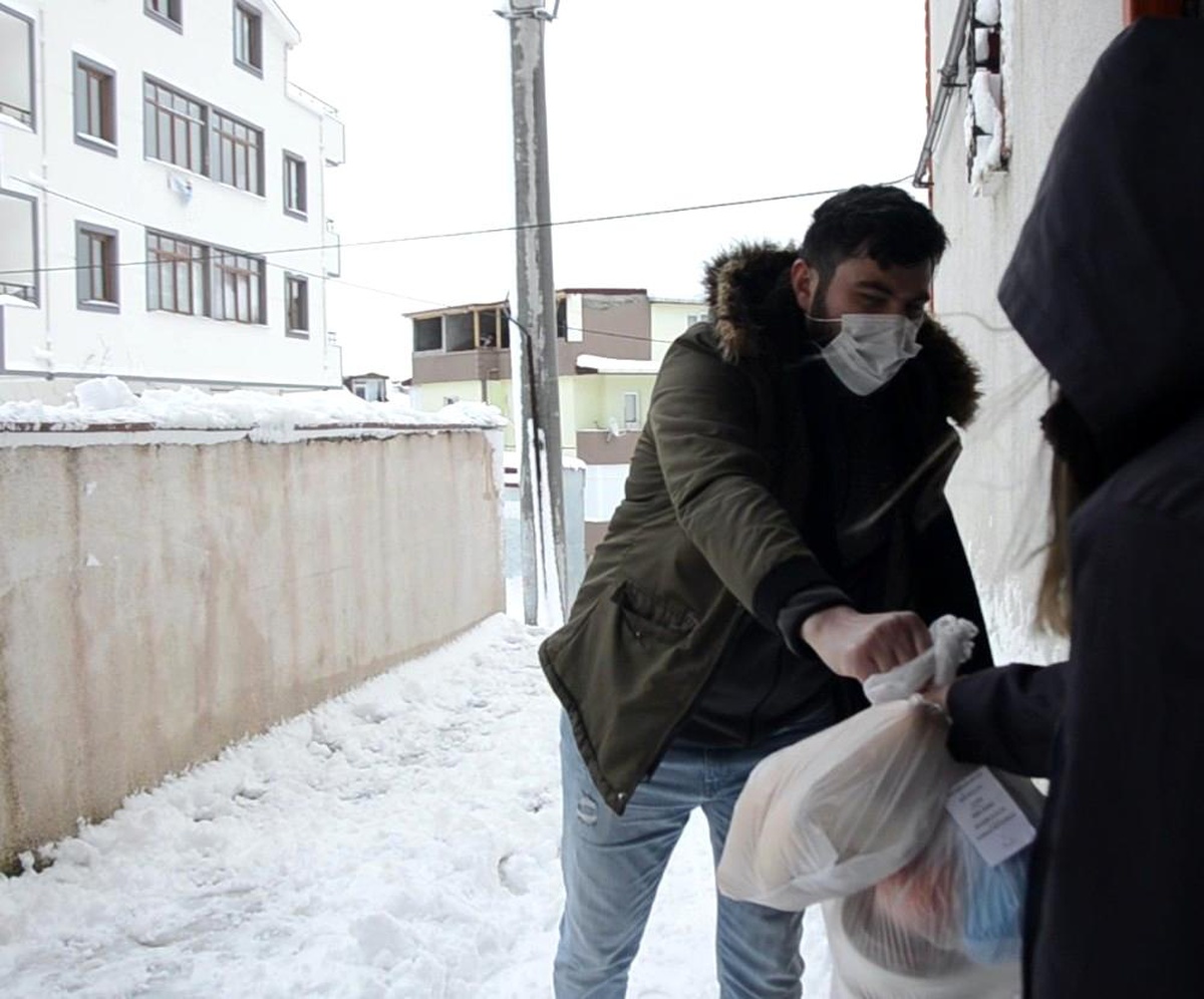 Karantinadaki vatandaşlara sıcak yemek yardımı kar yağışında da devam ediyor