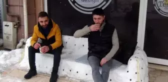 Kardan koltuk yapıp üzerinde çay keyfi yaptılar