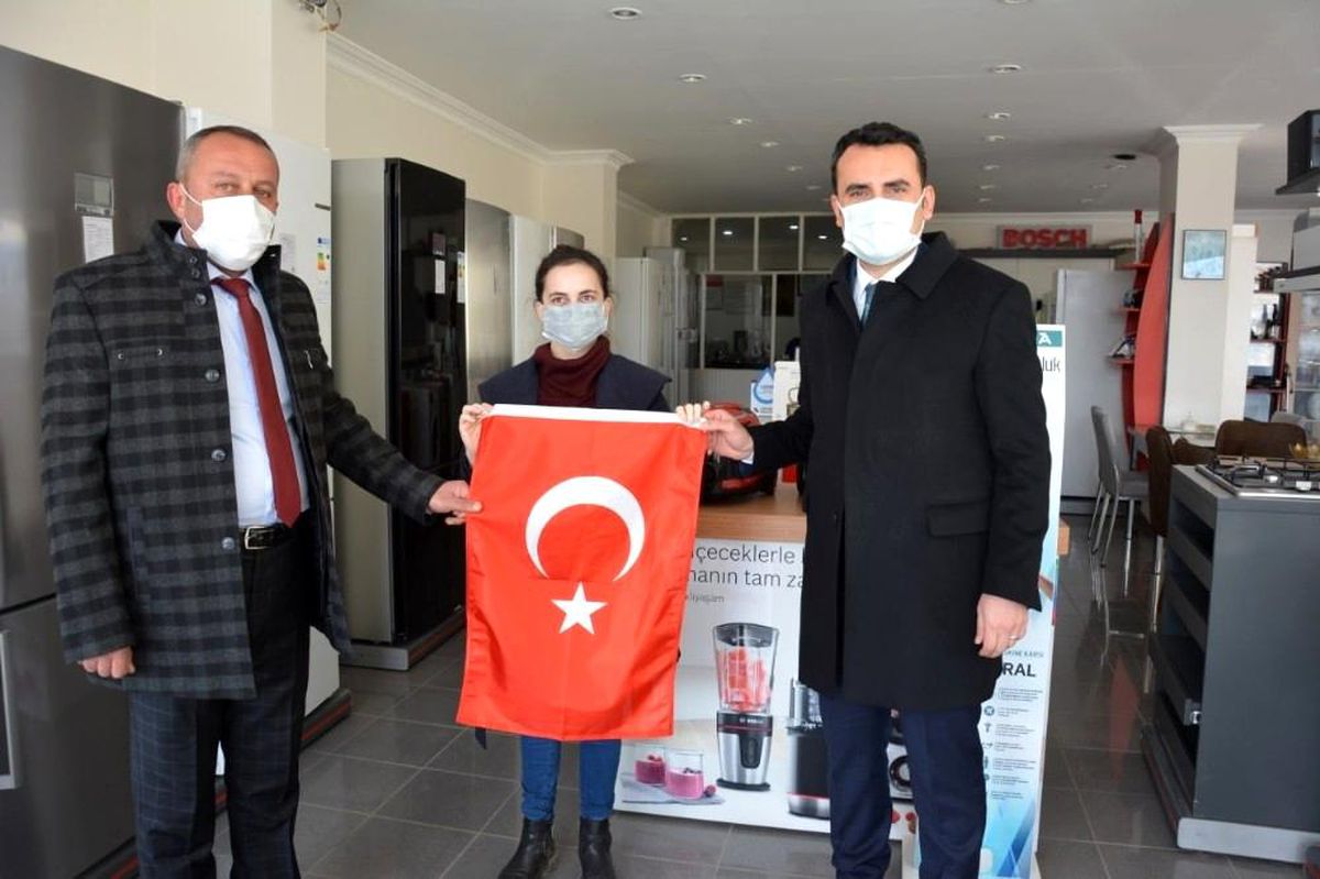 Kaymakamlıktan esnafa bayrak hediyesi