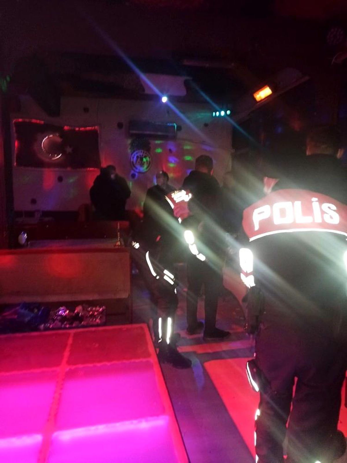 Son dakika haber... Kısıtlamada polise eğlence mekanında yakalananlara işlem