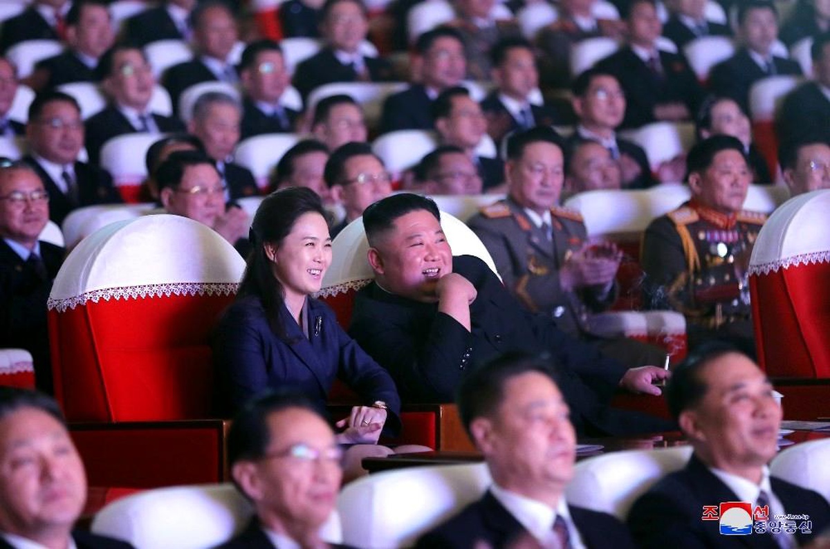 Kuzey Kore lideri Kim Jong-un\'un eşi 1 yıl sonra ilk kez kamuoyu önünde