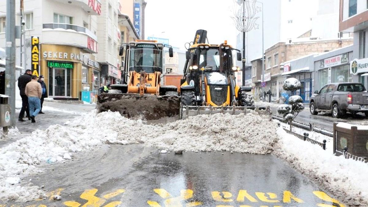 Nevşehir\'de karla mücadele aralıksız sürüyor