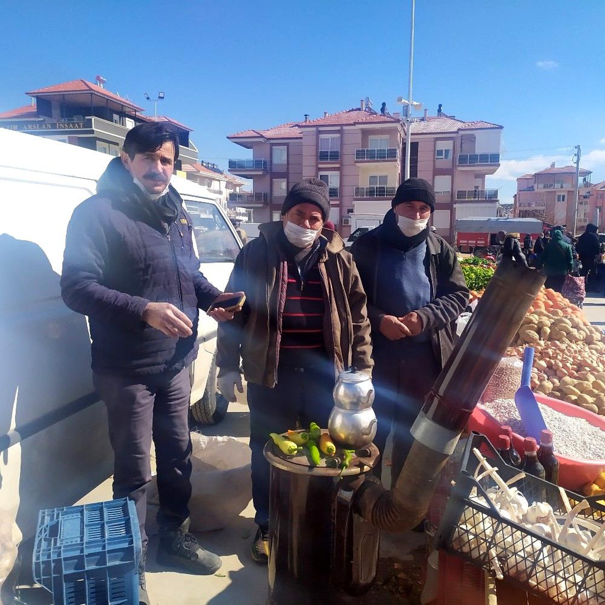 Pazar esnafı tezgahlarının yanına soba kurup ısındı