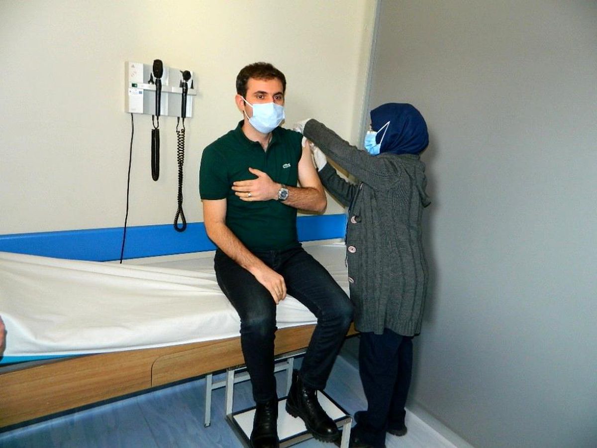 Posof Kaymakamı Murat Mete Kovit aşısını yaptırdı