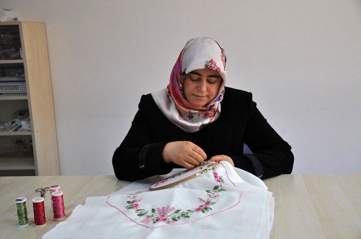 Pursaklar Belediyesi Hanım Evleri\'nde kadınlar meslek sahibi oluyor