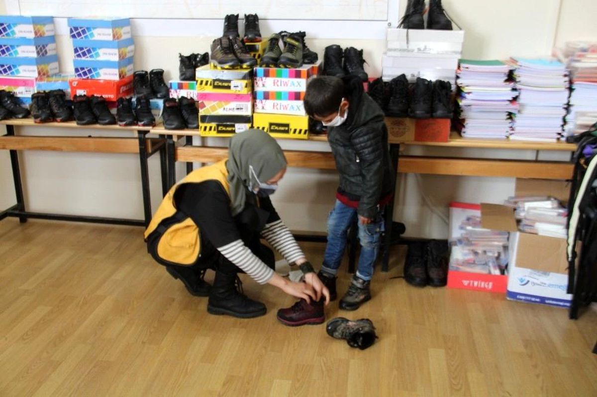 Şemdinli\'deki çocukların yüzleri \'Kardeşliğe Bir El Uzat\' projesiyle güldü