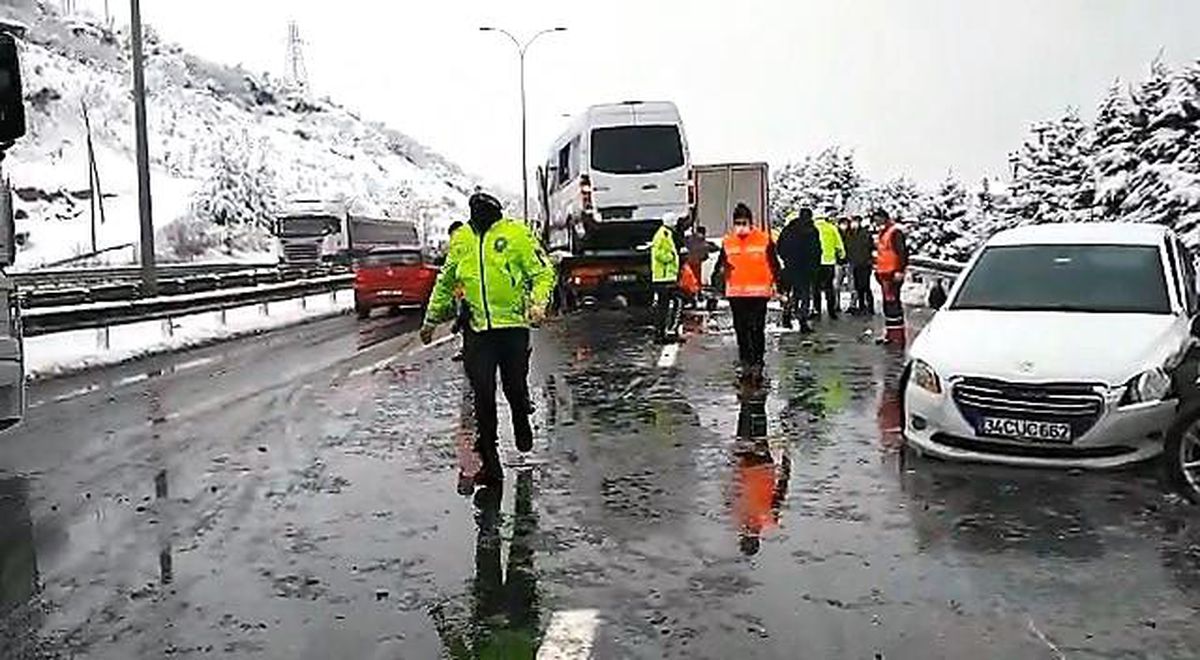 TEM Otoyolu\'nda 8 araç birbirine girdi