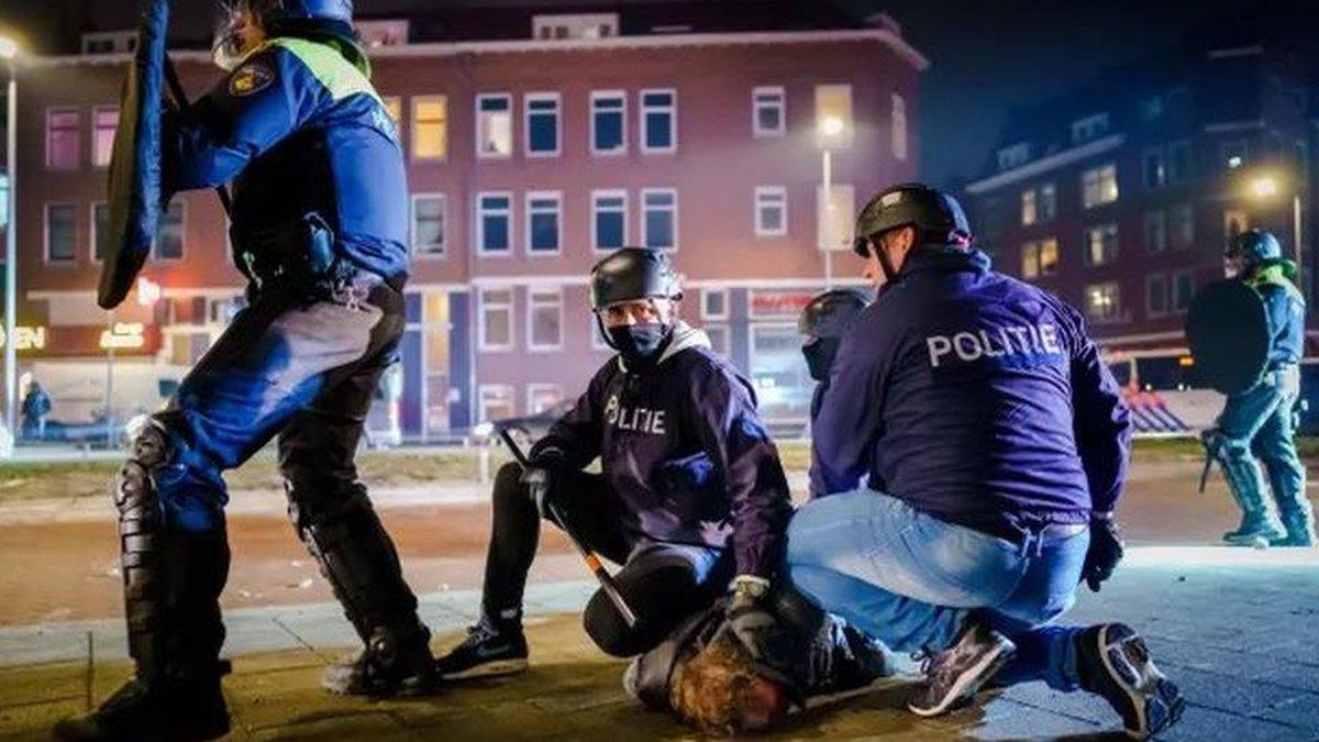 Covid: Hollanda\'da mahkeme hükümetten sokağa çıkma yasağını derhal kaldırmasını istedi