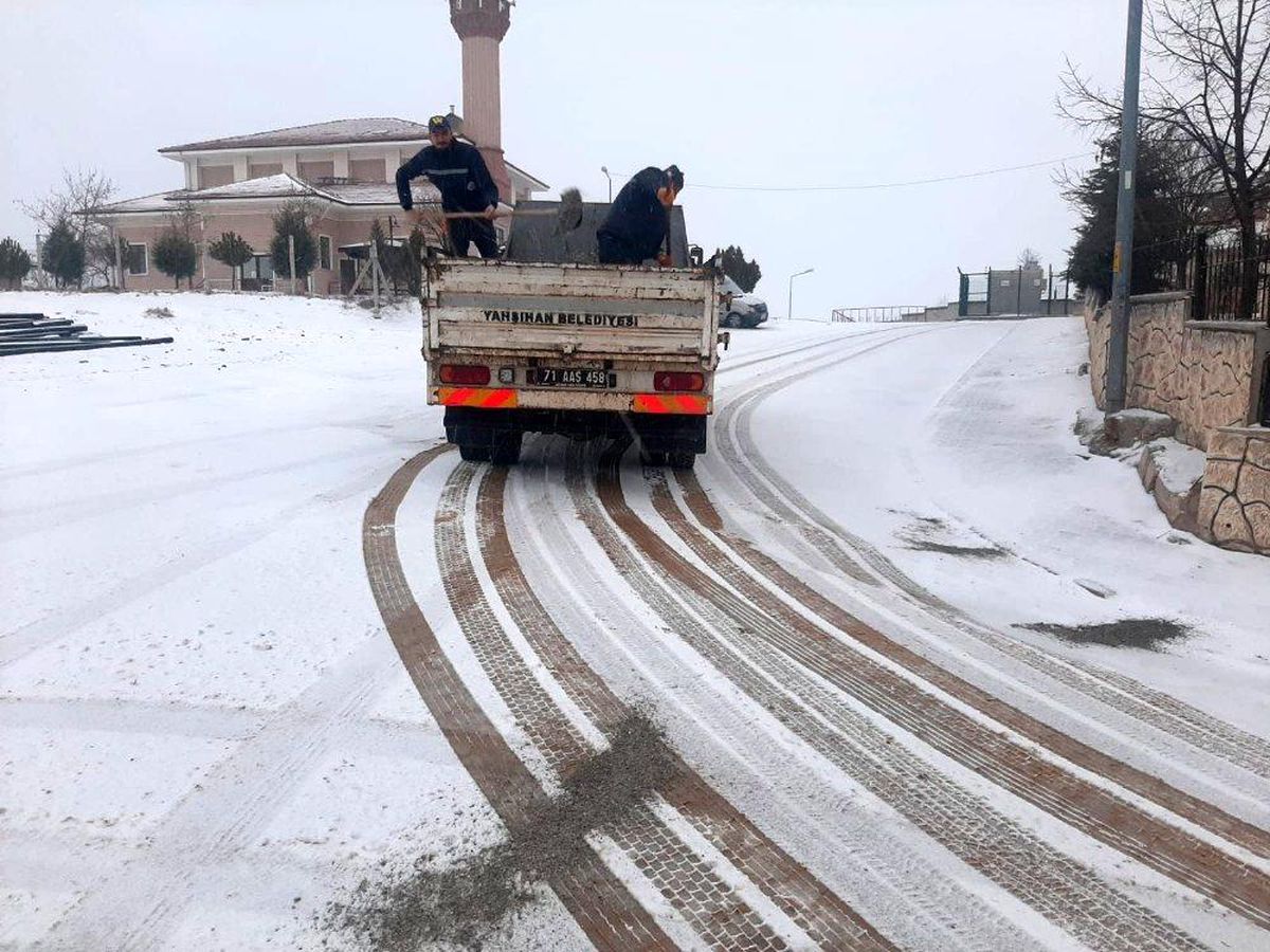 Yahşihan Belediyesinin karla mücadele çalışmalarına devam ediyor