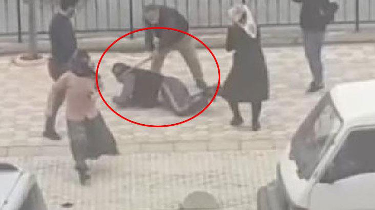 Yere yatırdıkları adamı sopalarla acımasızca dövdüler! O anlar kamerada
