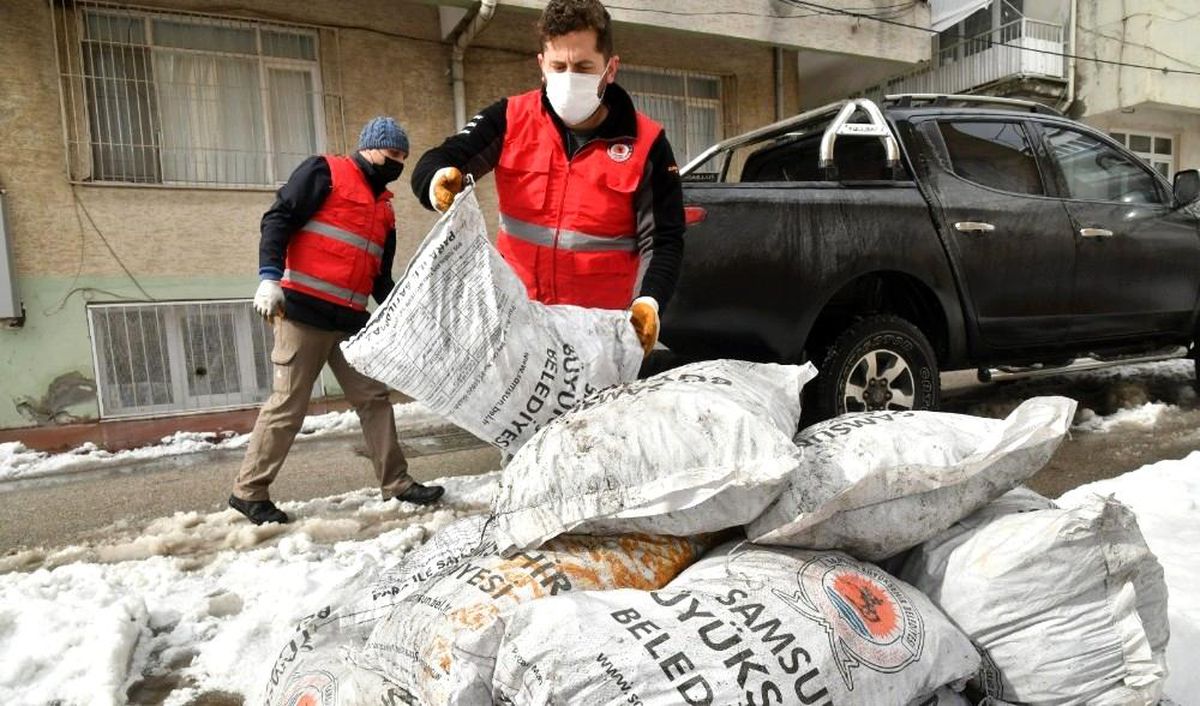 Samsun Büyükşehir Belediyesinden ihtiyaç sahiplerine yakacak yardımı