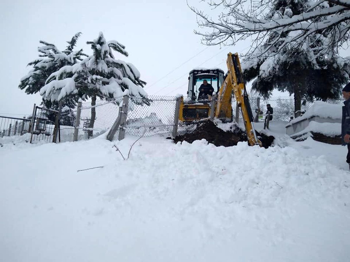 70 santimetre karda mezar kazdılar
