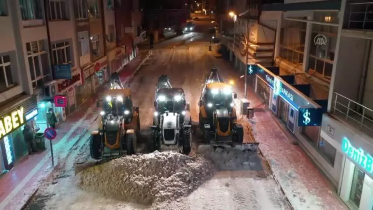 Akdağmadeni Belediyesi kar temizleme çalışmalarını sürdürüyor