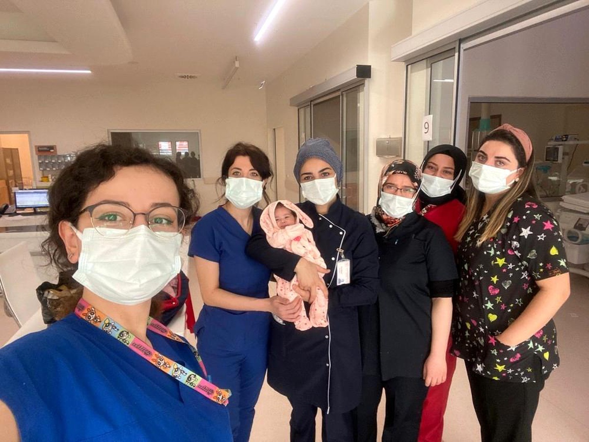Annesinin terk ettiği bebeğe hastane personeli sahip çıktı