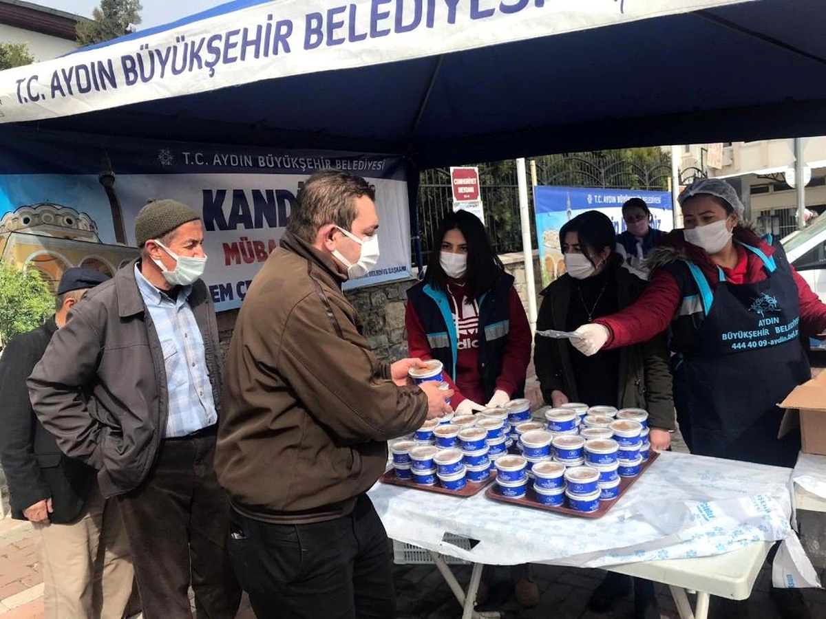 Aydın Büyükşehir, Regaip Kandili için helva dağıttı