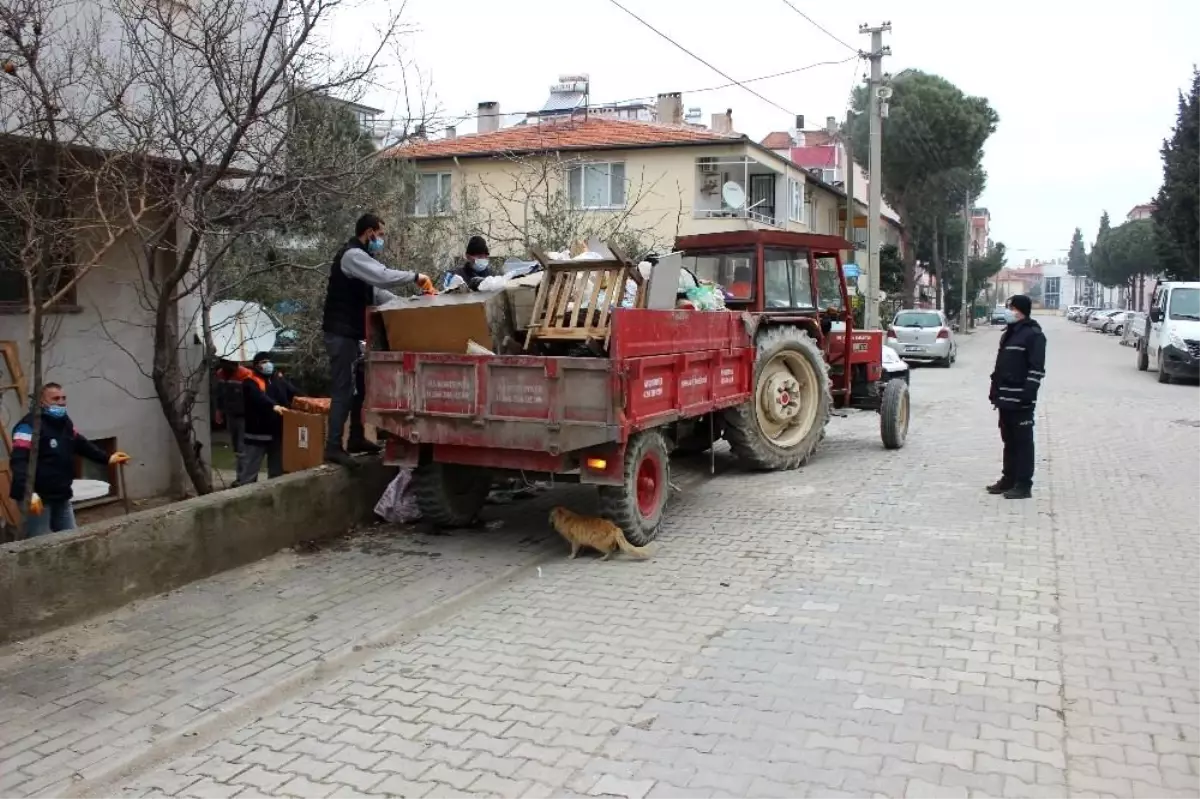 Bahçeden 2 traktör çöp temizlendi