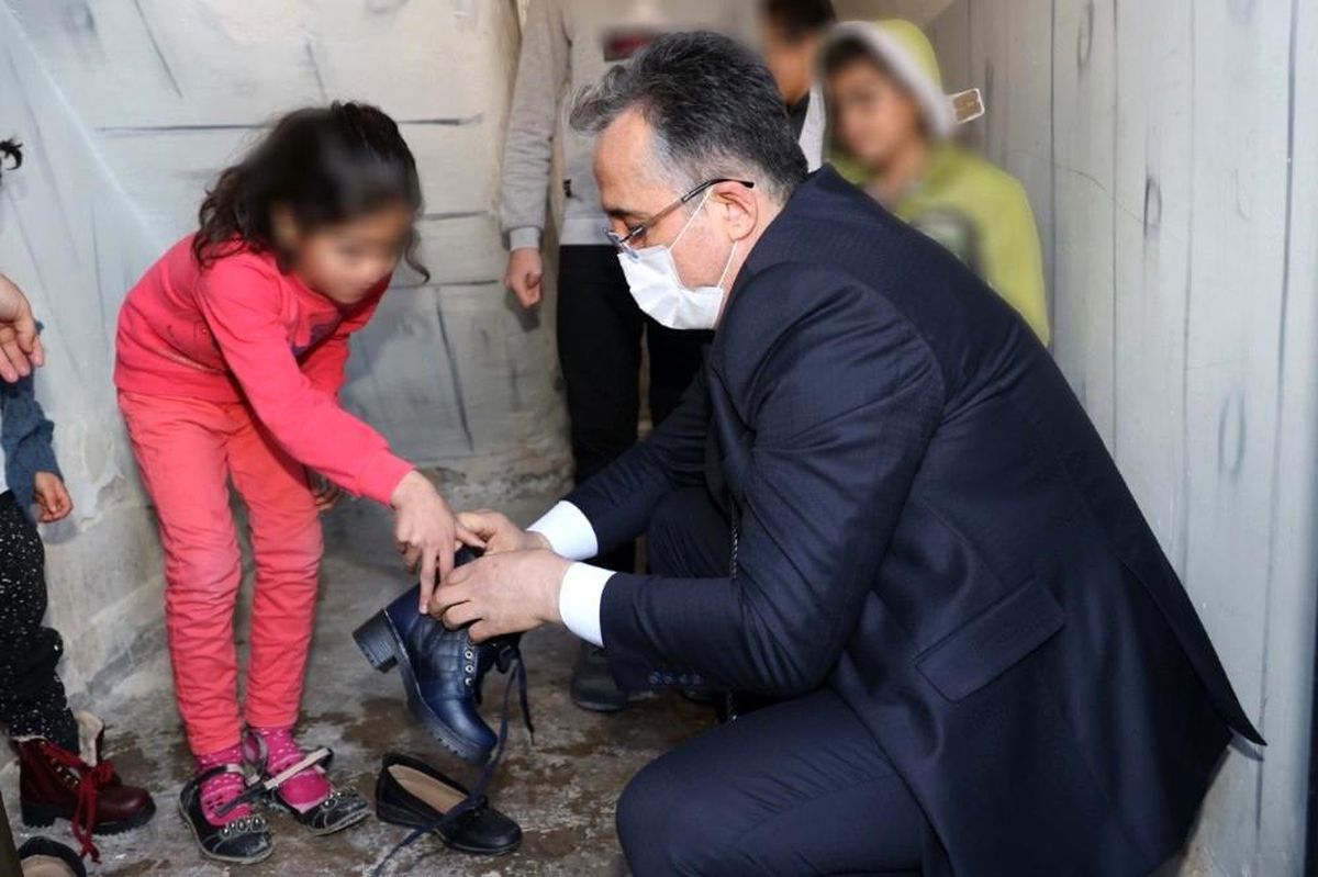 Nevşehir Belediye Başkanı Savran, kendisine gönderilen çiçekleri dar gelirli aileler yararına sattı