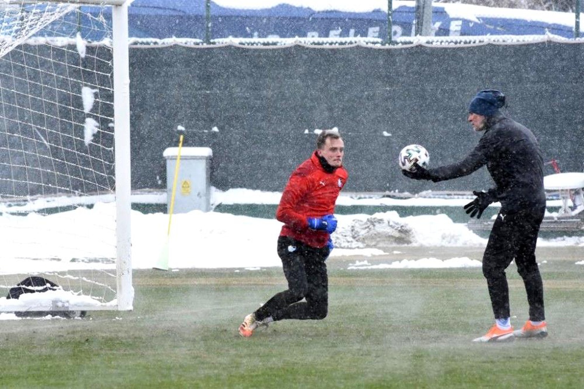 BB Erzurumspor yoğun kar yağışı altında çalıştı
