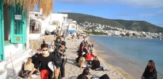 Sıcak havayı fırsat bilenler sahillere akın etti, maske ve sosyal mesafe unutuldu