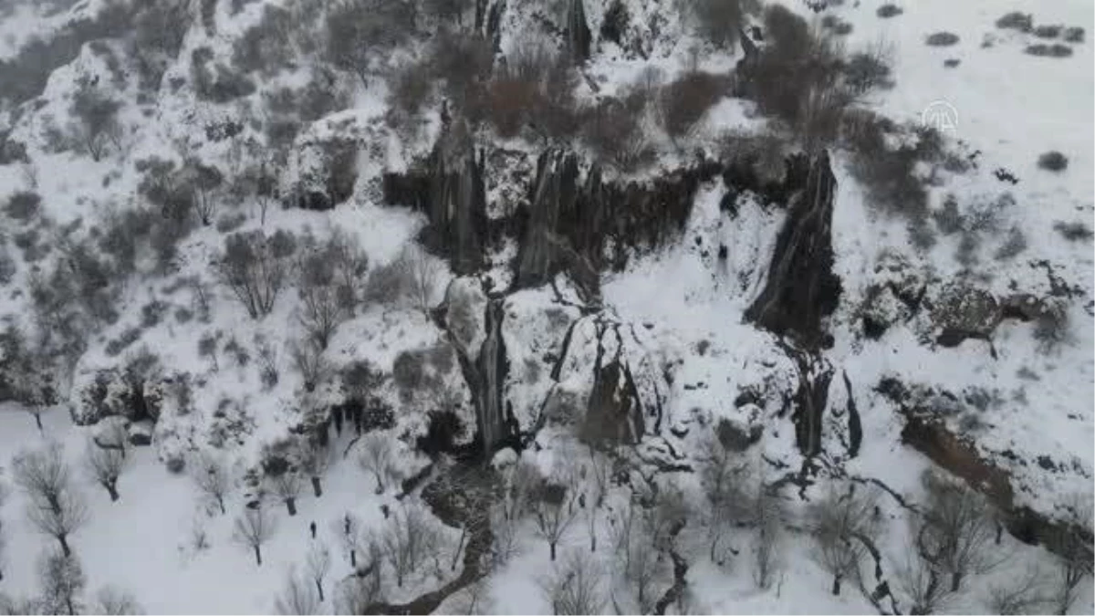 Çevresi karla kaplanan Girlevik Şelalesi manzarasıyla fotoğraf tutkunlarını cezbediyor