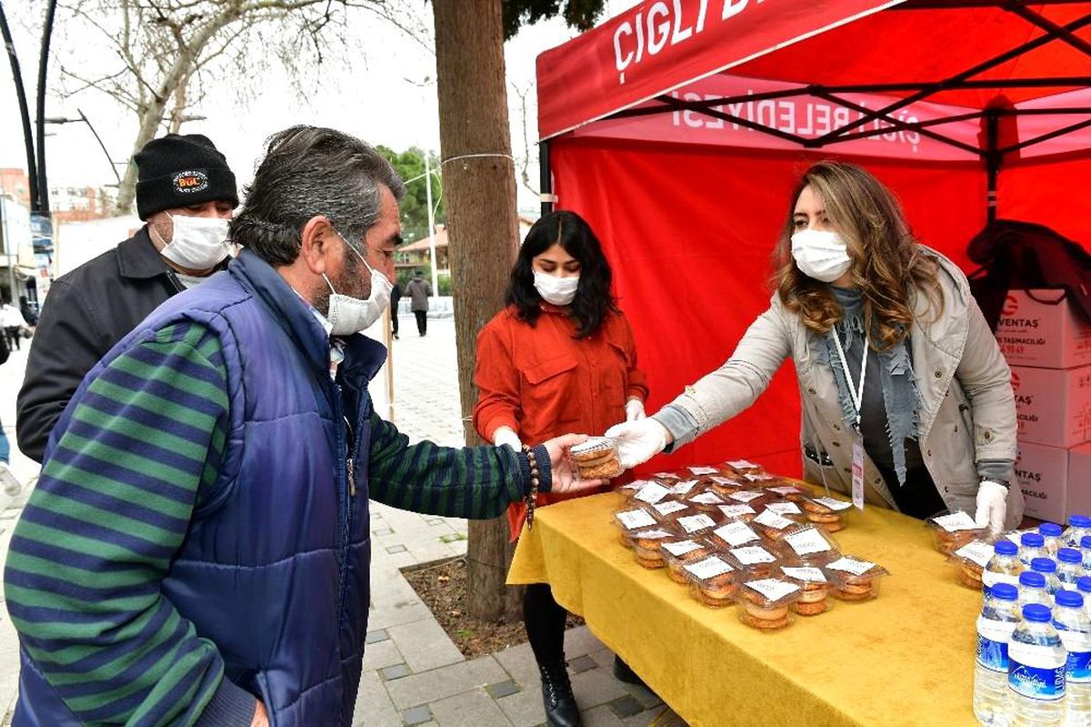 Çiğli Belediyesinden kandil simidi ve sıcak çorba ikramı