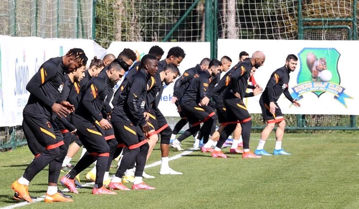 Galatasaray hazırlıklarını Antalya\'da sürdürdü