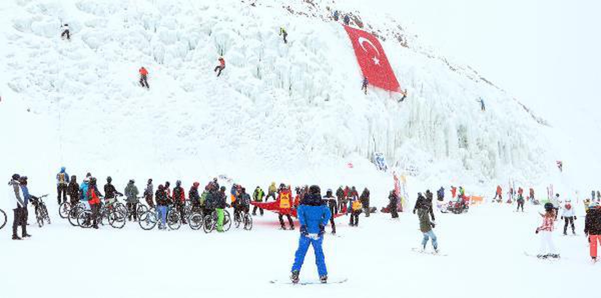 Son dakika haber | Gara Şehitleri anısına Palandöken\'in zirvesine Türk bayrağı astılar