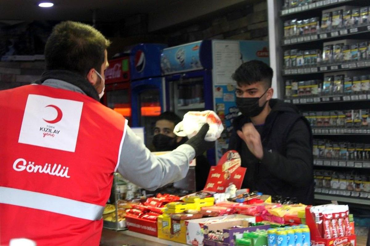 Genç Kızılay Karabük gönüllülerinden esnaf ve vatandaşa kandil simidi ikramı