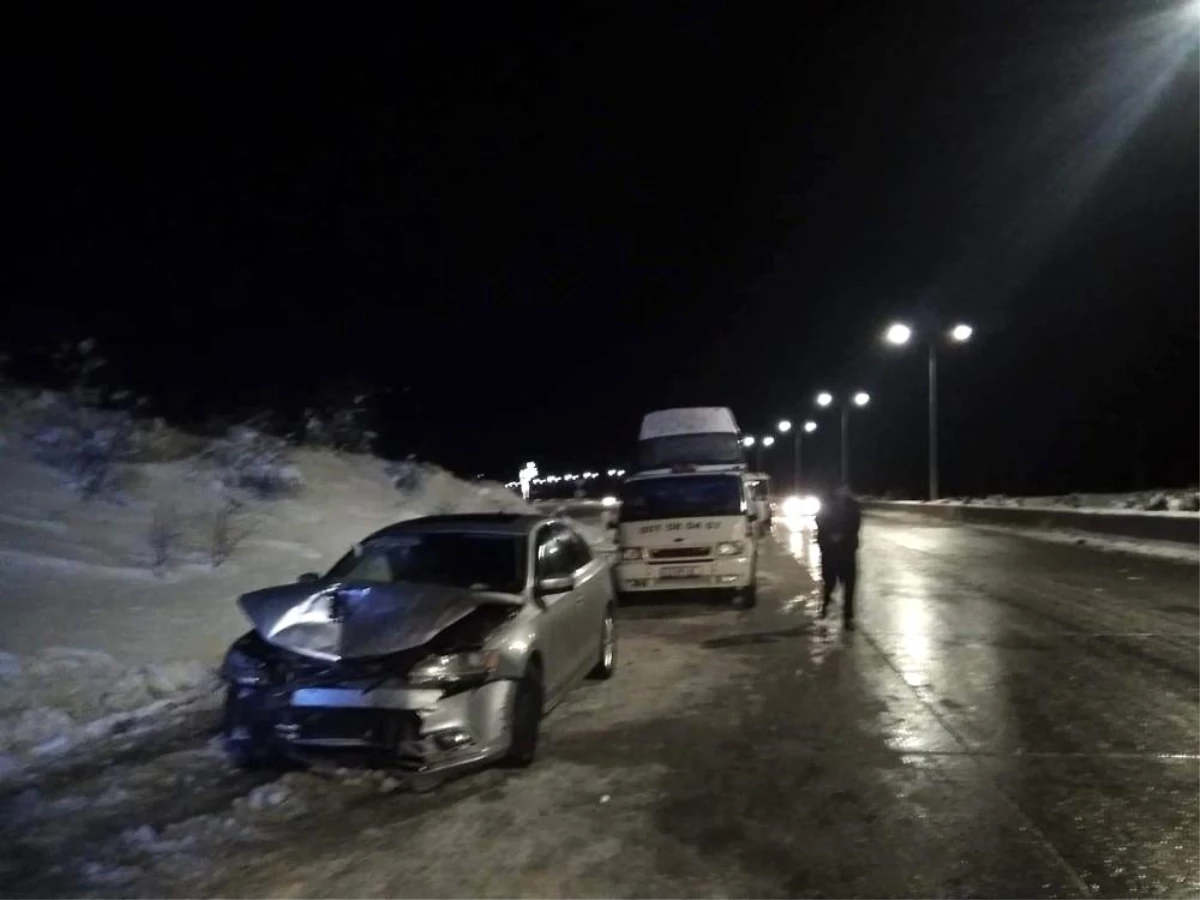 Gürcistan\'da buzlanan yolda 15 araç birbirine girdi