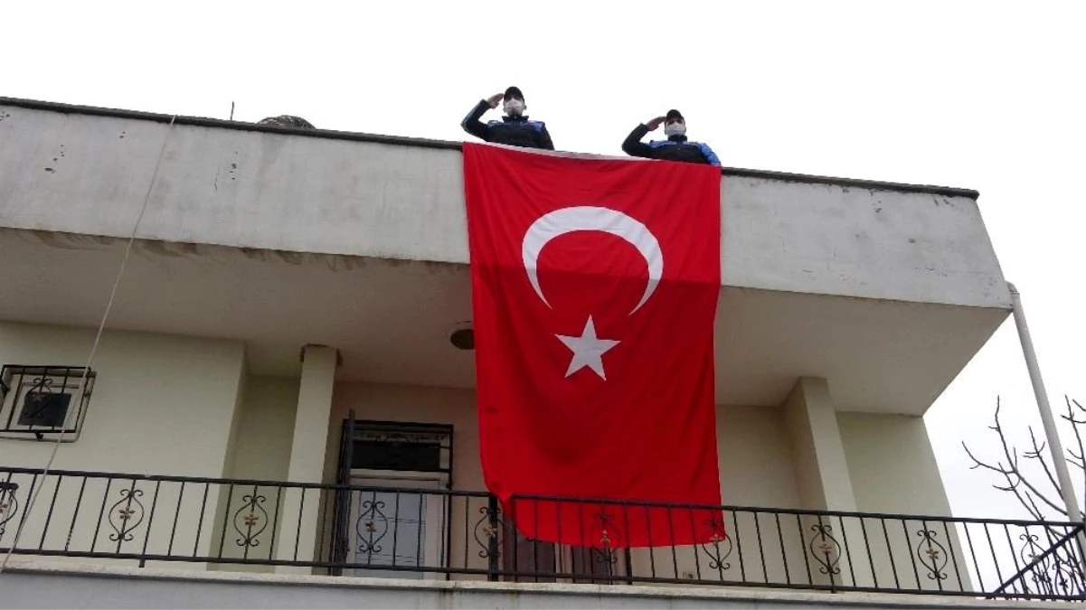 Son Dakika | İdlib\'de görev yapan askerin evine dev Türk bayrağı