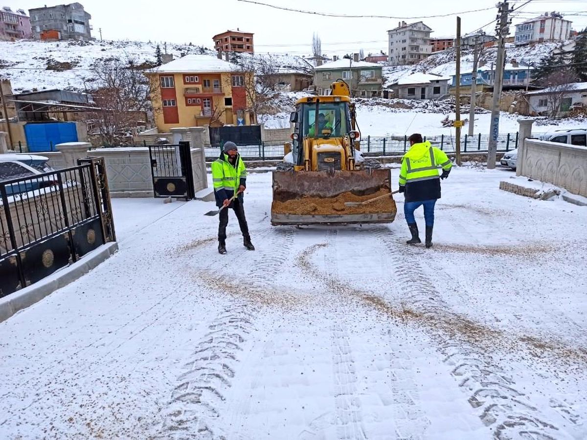 İscehisar\'da karla mücadele devam ediyor