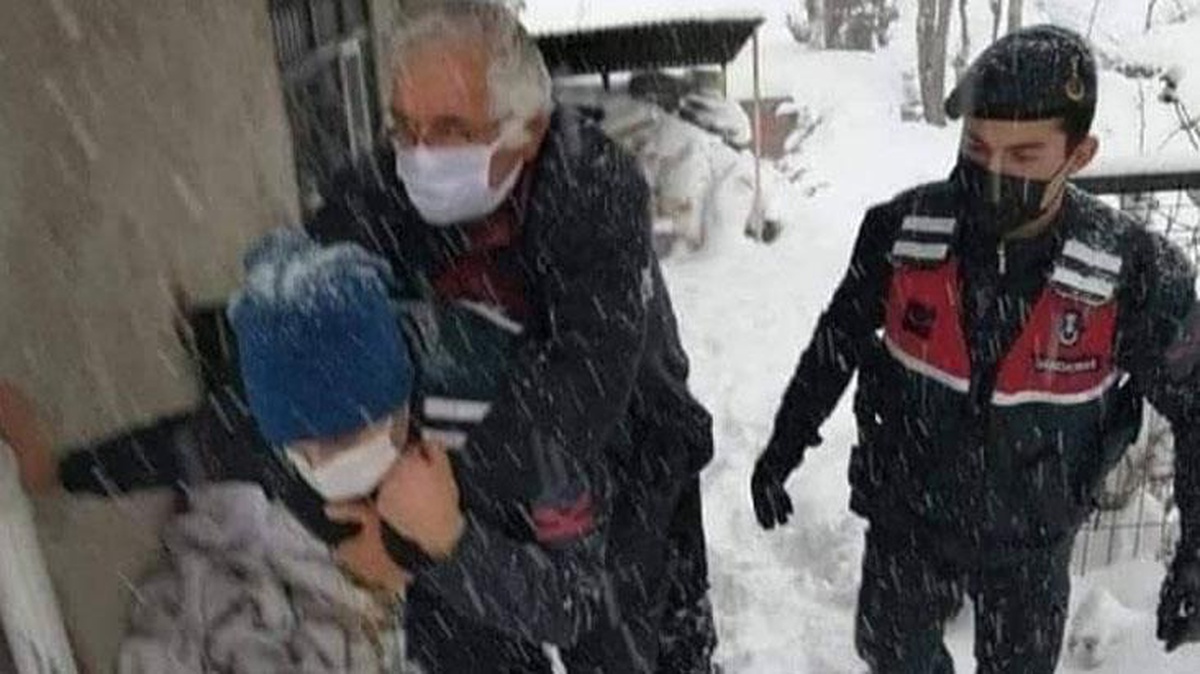 Jandarma, rahatsızlanan yaşlı adamı sırtına alıp ambulansa taşıdı