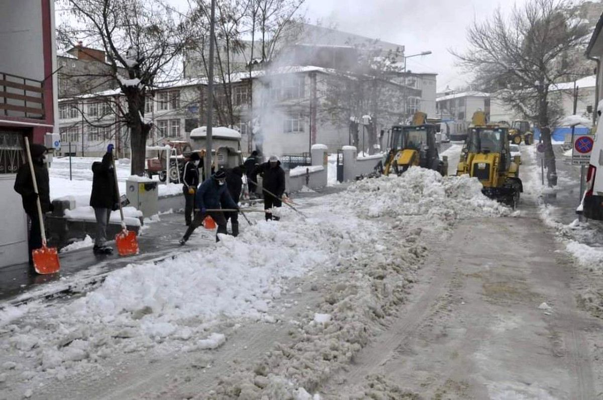 Kar kalınlığı 30 santimetreyi buldu, temizleme çalışmaları başladı
