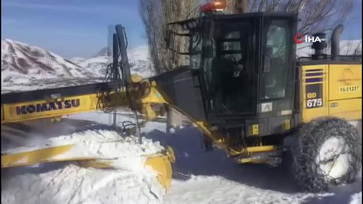 Kar yağışı 14 köy yolunu ulaşıma kapattı
