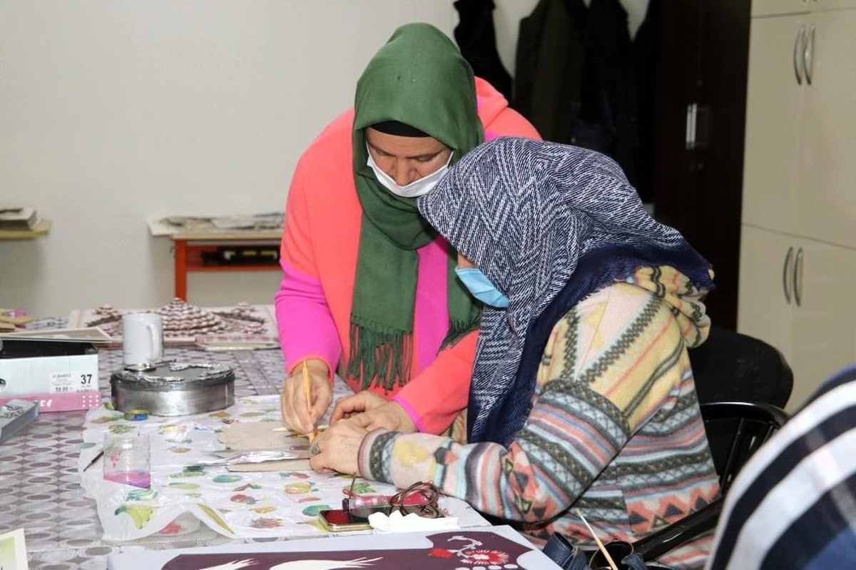 Karamek kurslarında kadınlar meslek öğreniyor