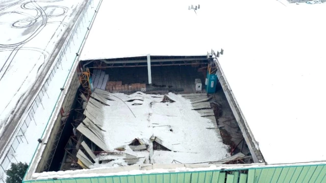 Karın ağırlığına dayanamayan Uluslararası Fuar Merkezinin çatısı çöktü