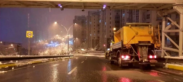 Karla mücadelede 6 bin ton tuz kullanıldı Karla mücadelede 6 bin ton tuz kullanıldı
