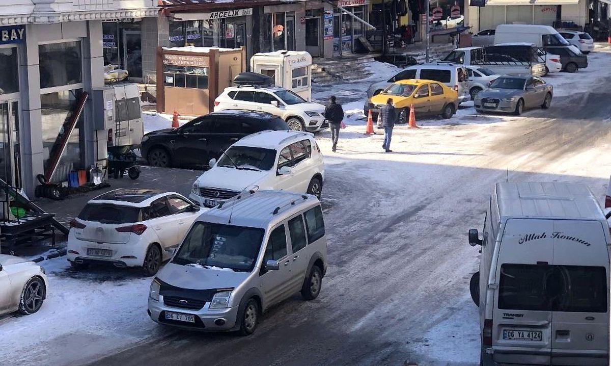 Kars\'ta gelişi güzel park edilen araçlar trafiği aksatıyor