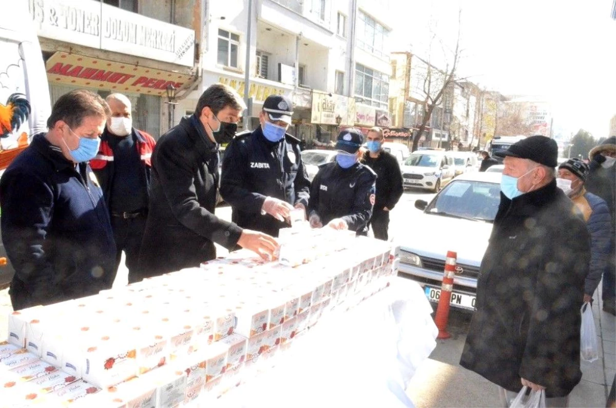 Kırıkkale Belediyesi, vatandaşlara kandil simidi dağıttı