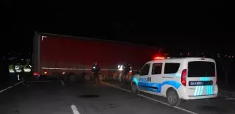 Lastiği patlayan tır kaza yaptı, Çorlu-Edirne Karayolu'nda ulaşım aksadı