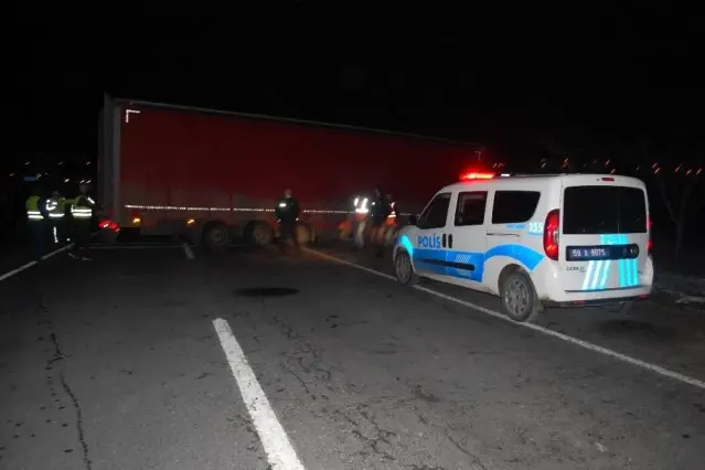 Lastiği patlayan tır kaza yaptı, Çorlu-Edirne Karayolu'nda ulaşım aksadı