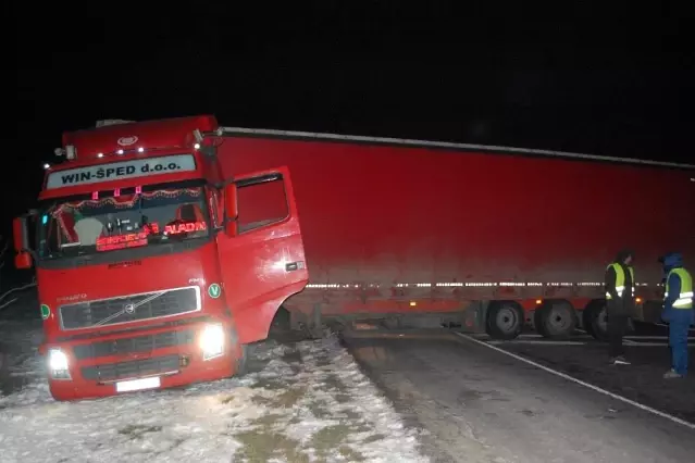 Lastiği patlayan tır kaza yaptı, Çorlu-Edirne Karayolu'nda ulaşım aksadı