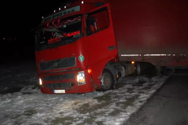 Lastiği patlayan tır kaza yaptı, Çorlu-Edirne Karayolu'nda ulaşım aksadı