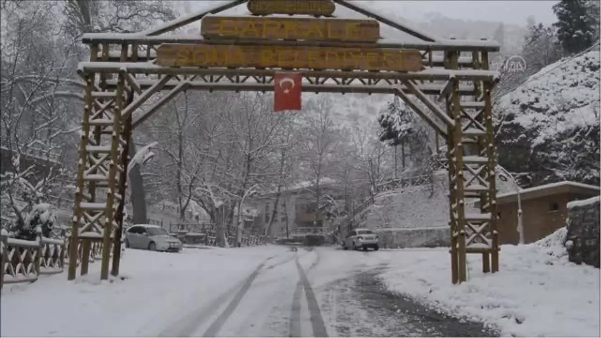 Manisa\'nın "gizli hazinesi" Darkale, beyaza bürüdü