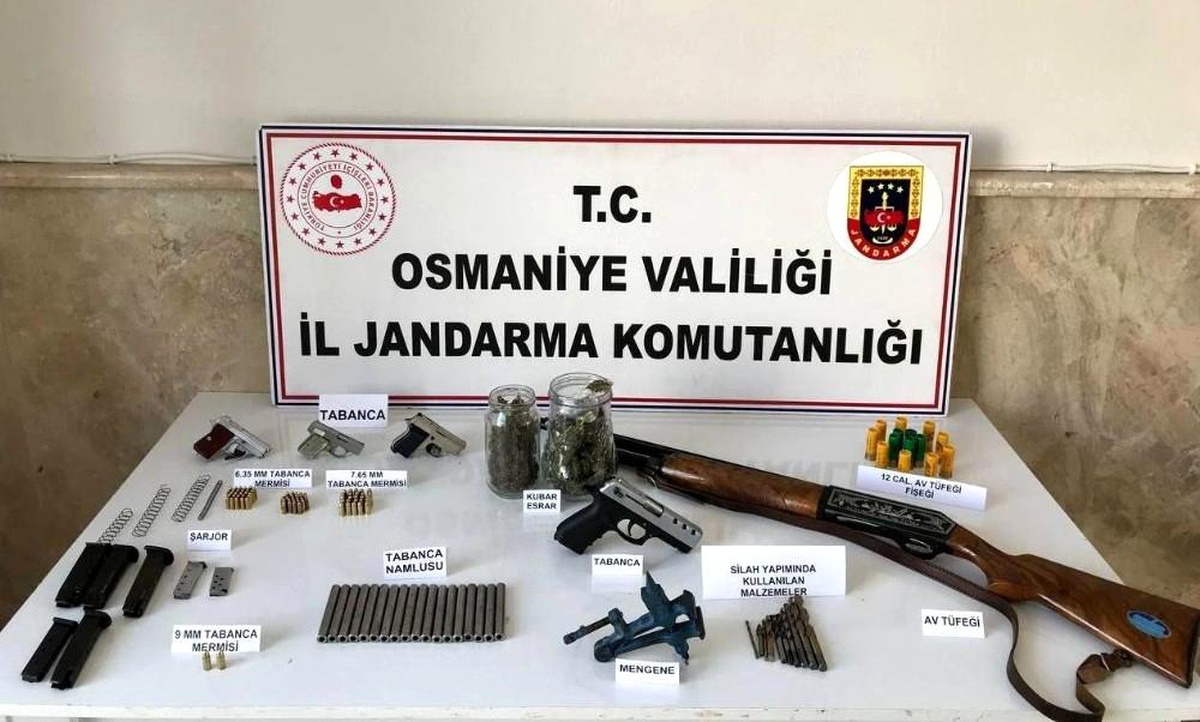 Otomobile silahlı saldırı düzenleyenlerin evinden cephanelik çıktı