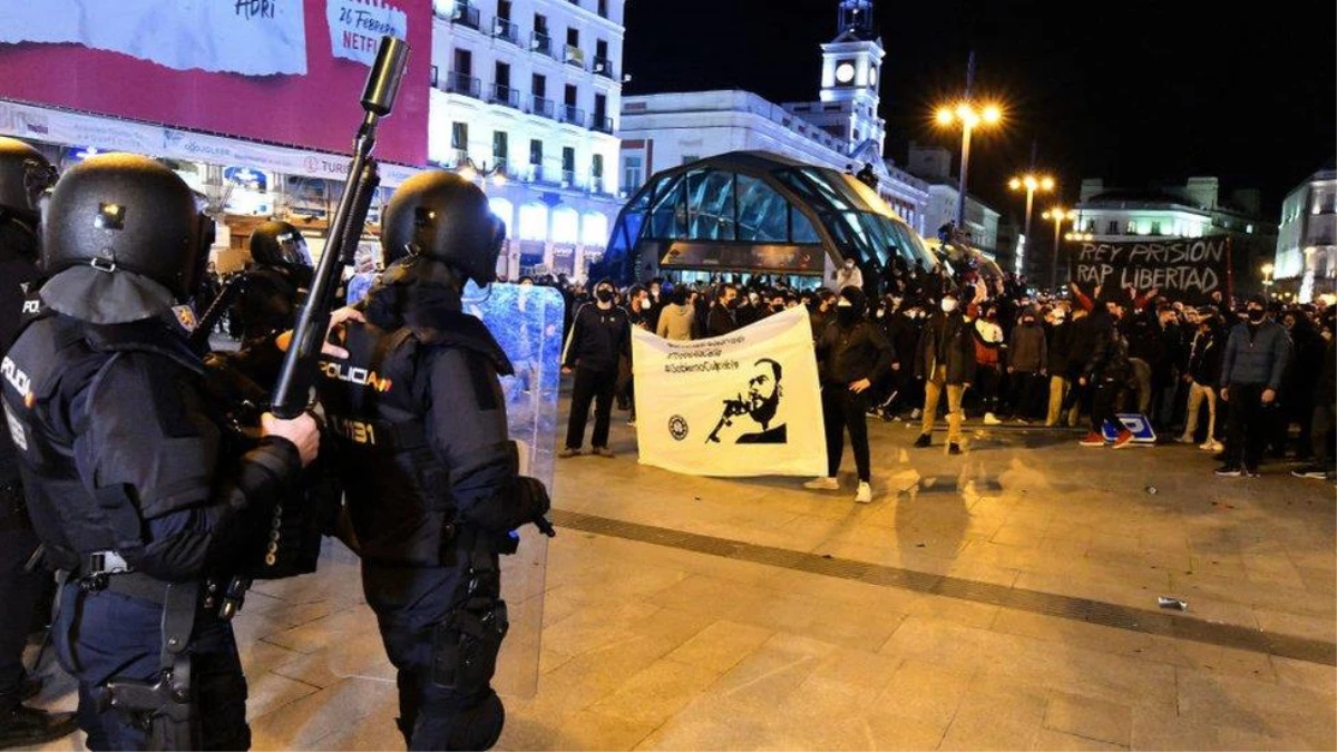 Pablo Hasel: İspanya\'da rap şarkıcısının tutuklanmasına karşı yapılan eylemlerde çatışma çıktı
